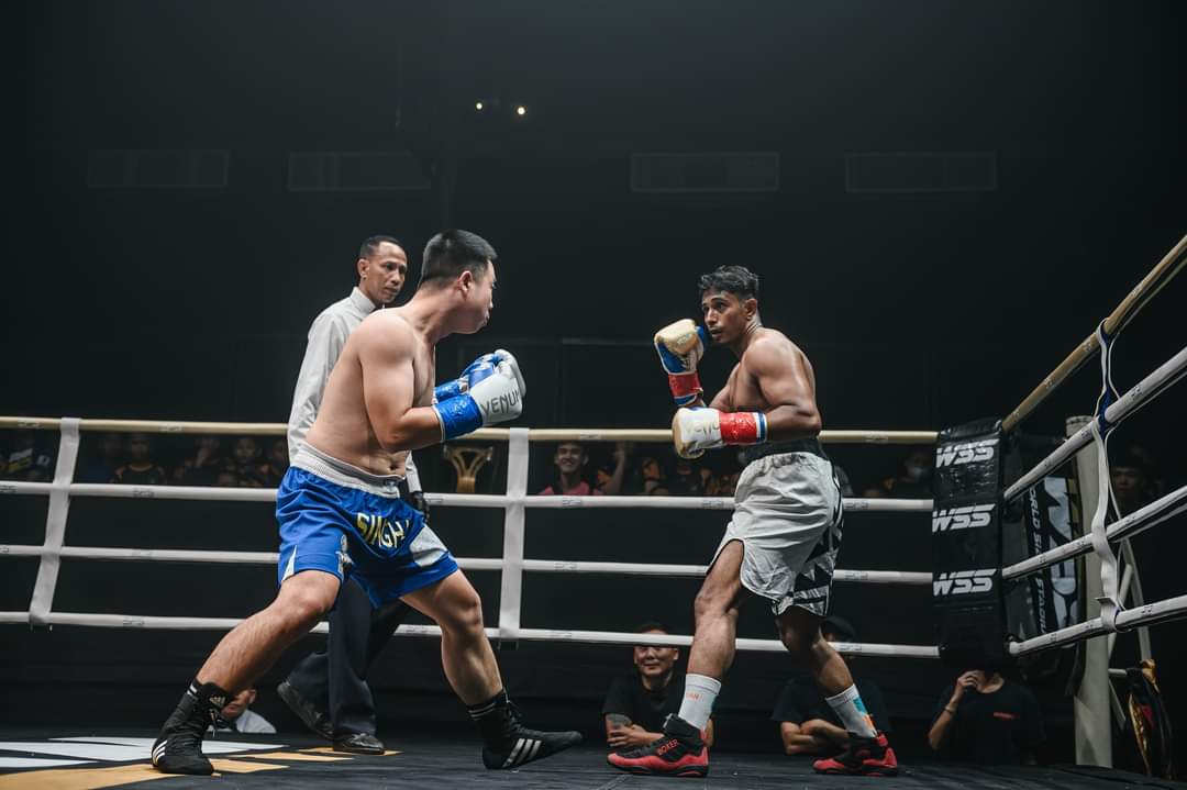 Al-Amin and his opponent squaring up in the ring