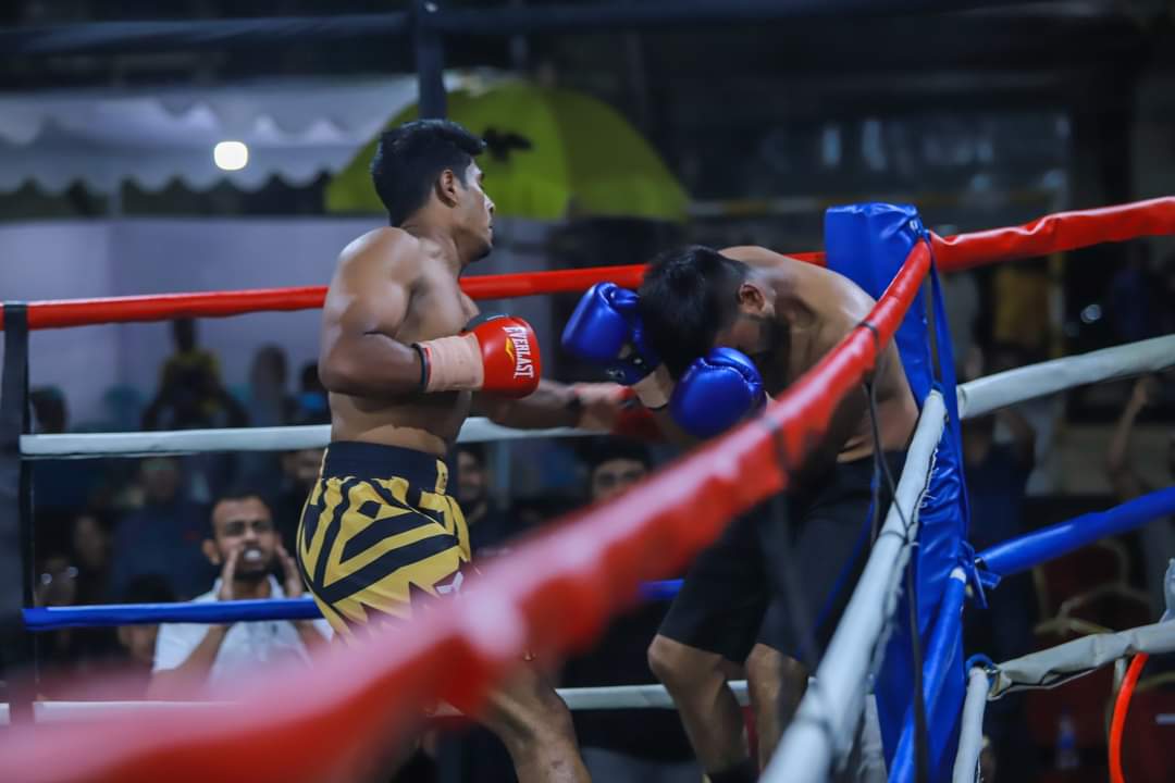 Pressure against the ropes in an outdoor ring