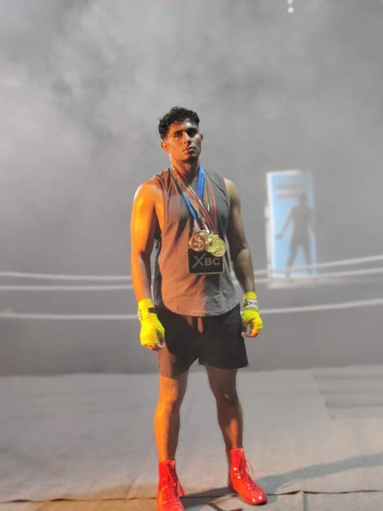 Al-Amin in his stance in a smoke-filled studio